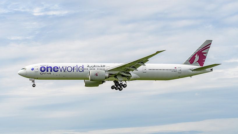 Qatar Airways Boeing 777-300 in ONEWORLD livery. by Jaap van den Berg