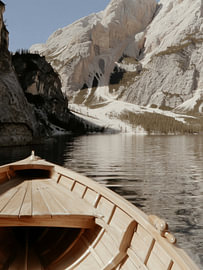 Barque en bois sur un lac de montagne – Art paysage
