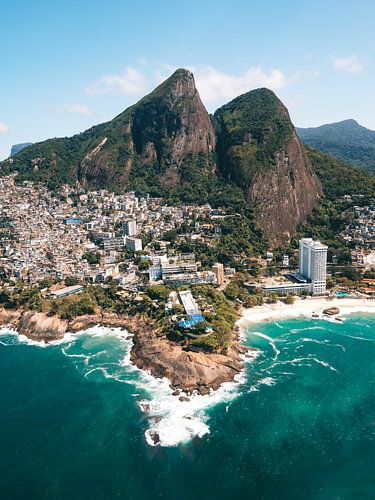 Uitzicht over de kust en stranden van Rio de Janeiro met de bergen en favelas op de achtergrond