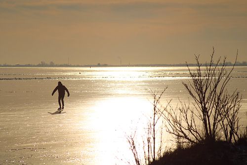 Schaatser op het markermeer