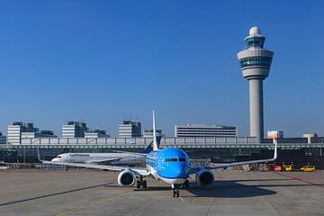 Flugzeuge auf dem Flughafen Amsterdam Schiphol in Holland von Sjoerd van der Wal