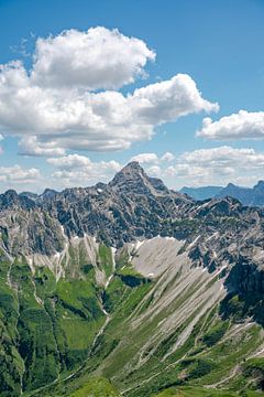 Blick auf den Hochvogel in den Allgäuer Alpen von Leo Schindzielorz