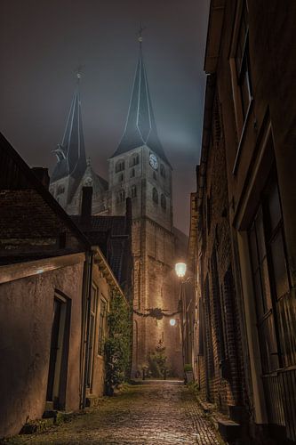 Bergkerk Deventer in de nevel
