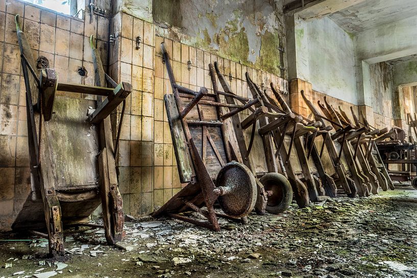 Urbex, Kruiwagens op een rij von Harmen Goedhart