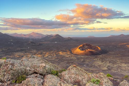 Blick zum Vulkan El Cuervo auf Lanzarote im ersten Sonnenlicht
