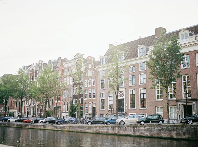Einer der schönen Kanäle und Straßen von Amsterdam Die Niederlande von Raisa Zwart