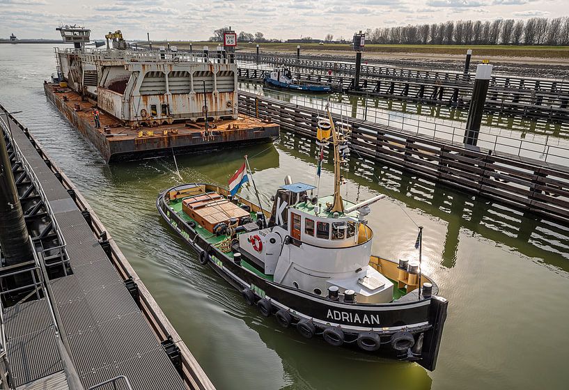 Avec force et caractère - le remorqueur Adriaan en action par Ria Overbeeke