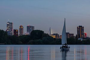 Die Skyline von Rotterdam mit Segelboot auf dem Kralingseplas