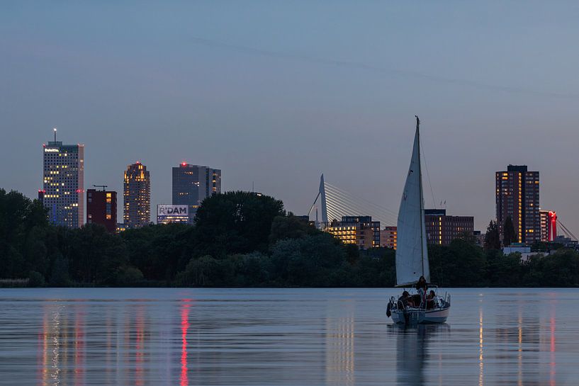 De skyline van Rotterdam met zeilboot op de Kralingseplas van MS Fotografie | Marc van der Stelt