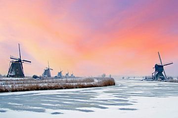 Historische molens op Kinderdijk in Nederland in de winter bij zonsondergang van Eye on You