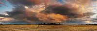 De spectaculaire wolken worden mooi aangelicht door de zonsondergang von Paul Wendels Miniaturansicht