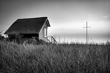 Rieten dak huis op het strand een Scharbeutz in zwart en wit. van Manfred Voss, Schwarz-weiss Fotografie