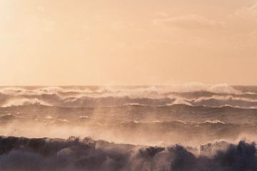 Gouden Getijden De Poëzie van Golven bij Zonsopgang Black beach in IJsland van Femke Ketelaar