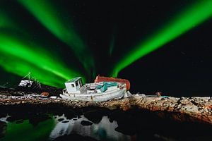 Nordlicht über einem alten Fischerboot - Aasiaat, Grönland