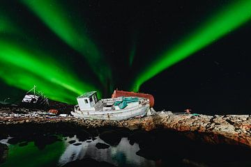 Noorderlicht boven oude vissersboot - Aasiaat, Groenland van Martijn Smeets