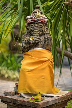 Bali-standbeeld voor een tempel van Fotos by Jan Wehnert
