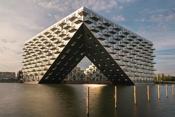 Het Sluishuis is een woon/werkcomplex in de Amsterdamse wijk IJburg. van Jolanda Aalbers