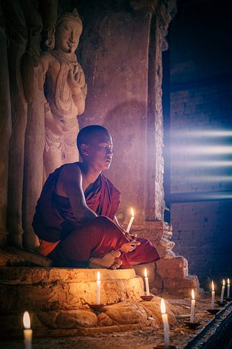 Jeune moine dans les temples de Bagan