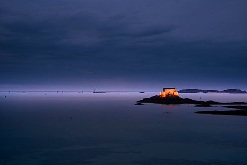 Avondlicht aan de kust van Bretagne