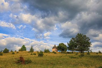 Natuurreservaat "Alter Berg" bij Böttingen met de Sint-Jozefkapel - Natuurpark Opper-Donau van BlattArt - Christine Horn