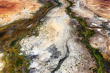 Rivier in Rotsachtig Land: Verschillende oker en aardetinten in een droge woestijn.