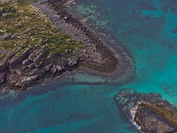 Ruige kust van de Lofoten, Noorwegen vanuit vogelperspectief met rotsen en turkoois ondiep water van Timon Schneider