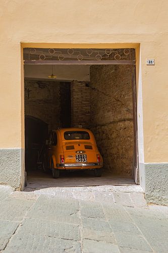 Fiat 500 oldtimer in Italiaanse garage