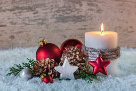 Advent en Kersttijd decoratie met kaarsvlam, dennenappels van Alex Winter