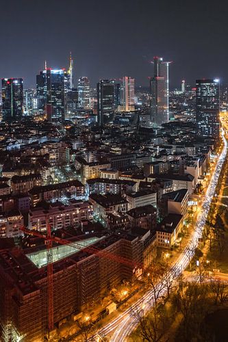 Nachtopname over de skyline van Frankfurt