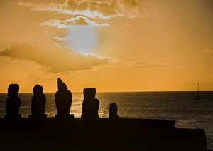 zonsondergang op Paaseiland, akapu van Bianca Fortuin