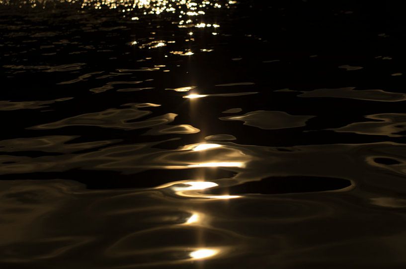 Ondergaande zon weerspiegeling in het wateroppervlak par Judith Spanbroek-van den Broek