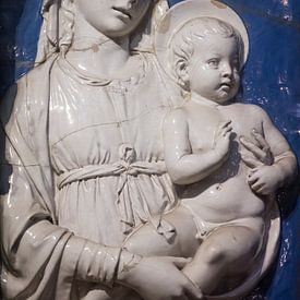 Keramiek tableau Maria met kind Jezus in kerk in Lucca, Italië van Joost Adriaanse