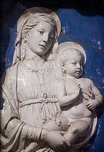 Tableau en céramique représentant Marie et l'enfant Jésus dans une église de Lucques, en Italie.