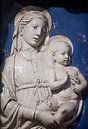 Keramiek tableau Maria met kind Jezus in kerk in Lucca, Italië van Joost Adriaanse thumbnail