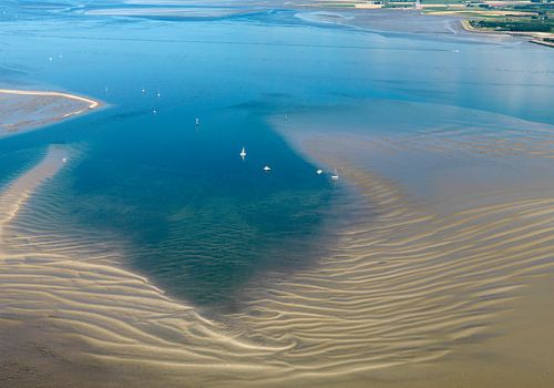 Droogvallende platen in de Oosterschelde voor Yerseke. van Sky Pictures Fotografie