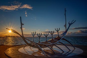 Island: Goldene Stunde mit Wikingerschiff