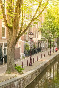 Amsterdam Oudezijds Achterburgwal-Kanal im Sommer von Sjoerd van der Wal Fotografie