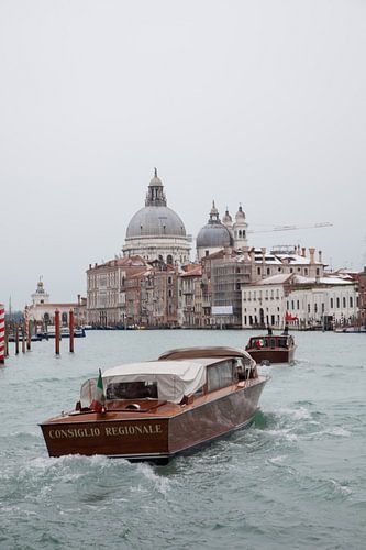 Boot op grote kanaal in oude centrum van Venetie, Italie
