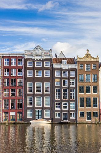 Grachtenpanden aan het Damrak in Amsterdam