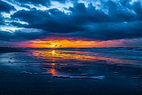 Zonsondergang aan de kust.