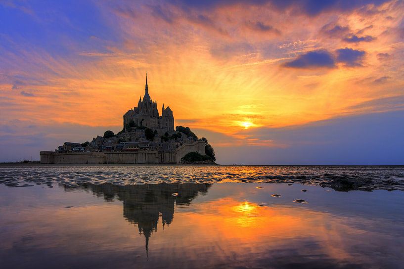 Lebendiger Sonnenuntergang auf dem Mont Saint-Michel von Dennis van de Water