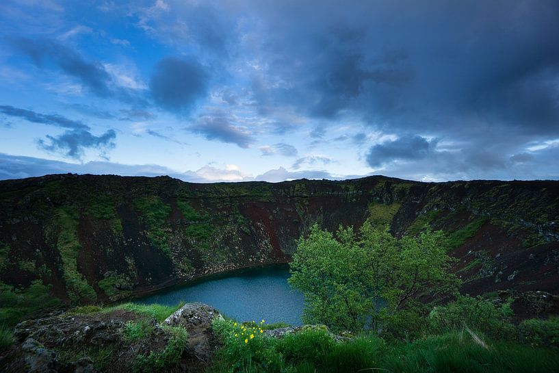 Island - Kerid-Kratersee zur blauen Stunde von adventure-photos