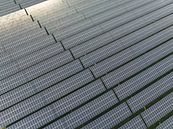 Zonnepanelen vanuit de lucht die schone duurzame elektriciteit opwekke van Sjoerd van der Wal Fotografie thumbnail