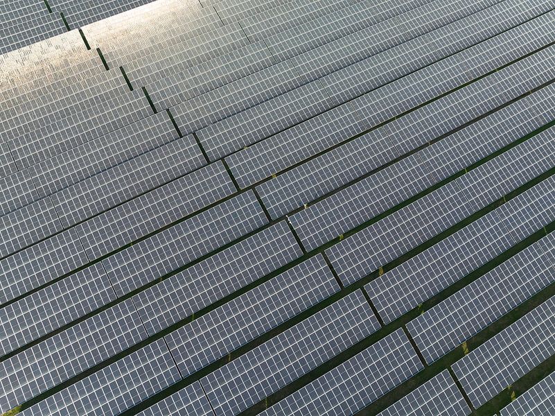 Zonnepanelen vanuit de lucht die schone duurzame elektriciteit opwekke van Sjoerd van der Wal Fotografie