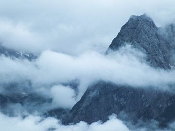 Wolken zwischen den Bergen von Dirk Aerts