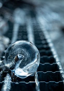 Nahaufnahme einer Eisskulptur an der Saale in Jena