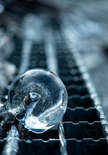 Close-up van een ijssculptuur op de rivier de Saale in Jena