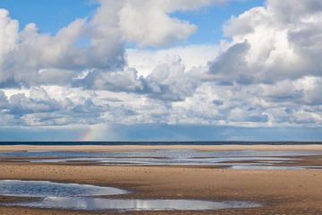 Strand und Meer mit Regenbogen und dramatischem Himmel von Simone Janssen
