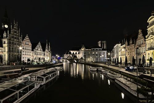 Graslei en Korenlei lans de Leie bij nacht in Gent