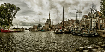 Panorama van de binnenhaven in Hoorn met de de beroemde hoofdtoren.